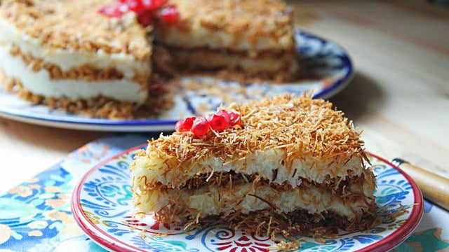 Hem Kolay Hem Gösterişli: Kadayıflı İrmik Pastası