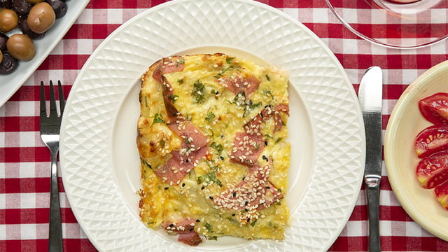Komple Kahvaltı: Bol Malzemeli Kırpık Börek