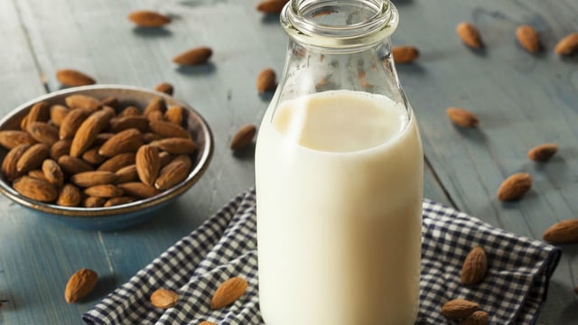 Hem de Ev Yapımı: Vanilyalı Badem Sütü