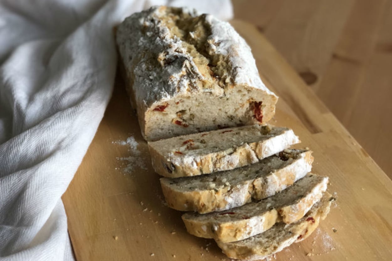 Fırından Yeni Çıktı: Kuru Domatesli Kekikli Ekmek