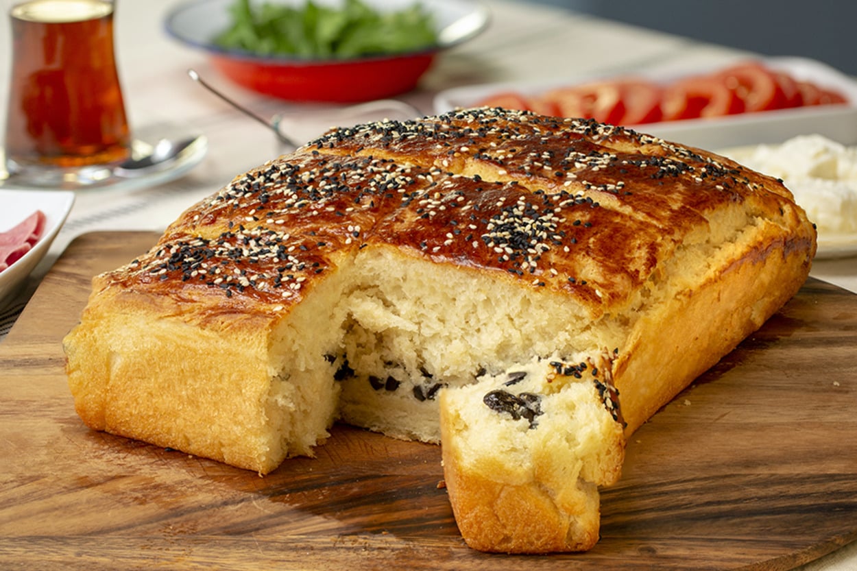 Ekmek Niyetine: Zeytinli Tepsi Poğaçası