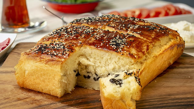 Ekmek Niyetine: Zeytinli Tepsi Poğaçası