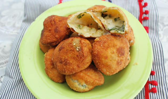 Hem de Yağ Çekmiyor: Sirkeli Mini Börek