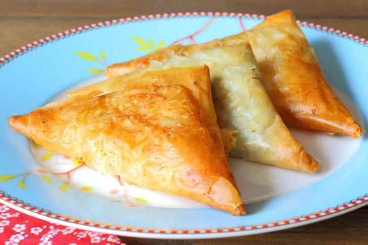 https://yemek.com/tarif/ucgen-borek/ | Üçgen Börek Tarifi