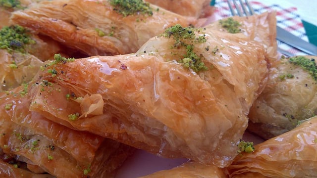 Hazırlaması Kolay: Baklavalık Yufkadan Şöbiyet Tatlısı