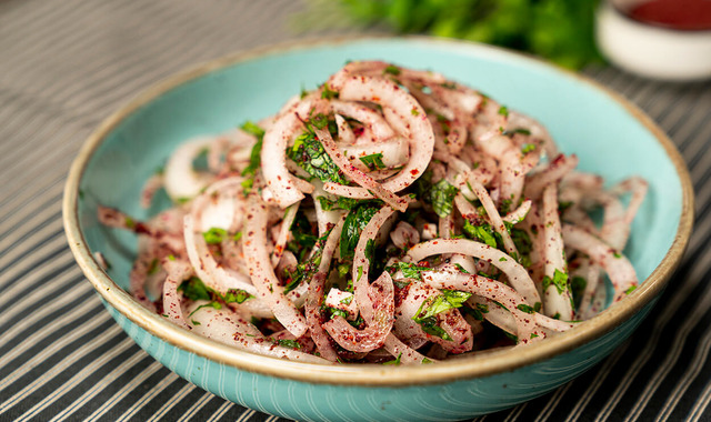 Her Yemeğe Yakışır: Sumaklı Soğan Salatası