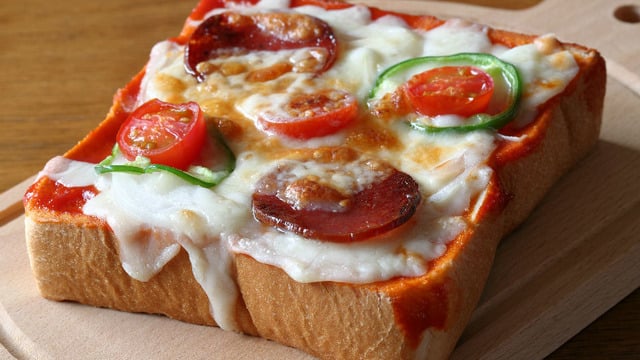 Şipşak Hazırla: Tost Ekmeğinde Pizza