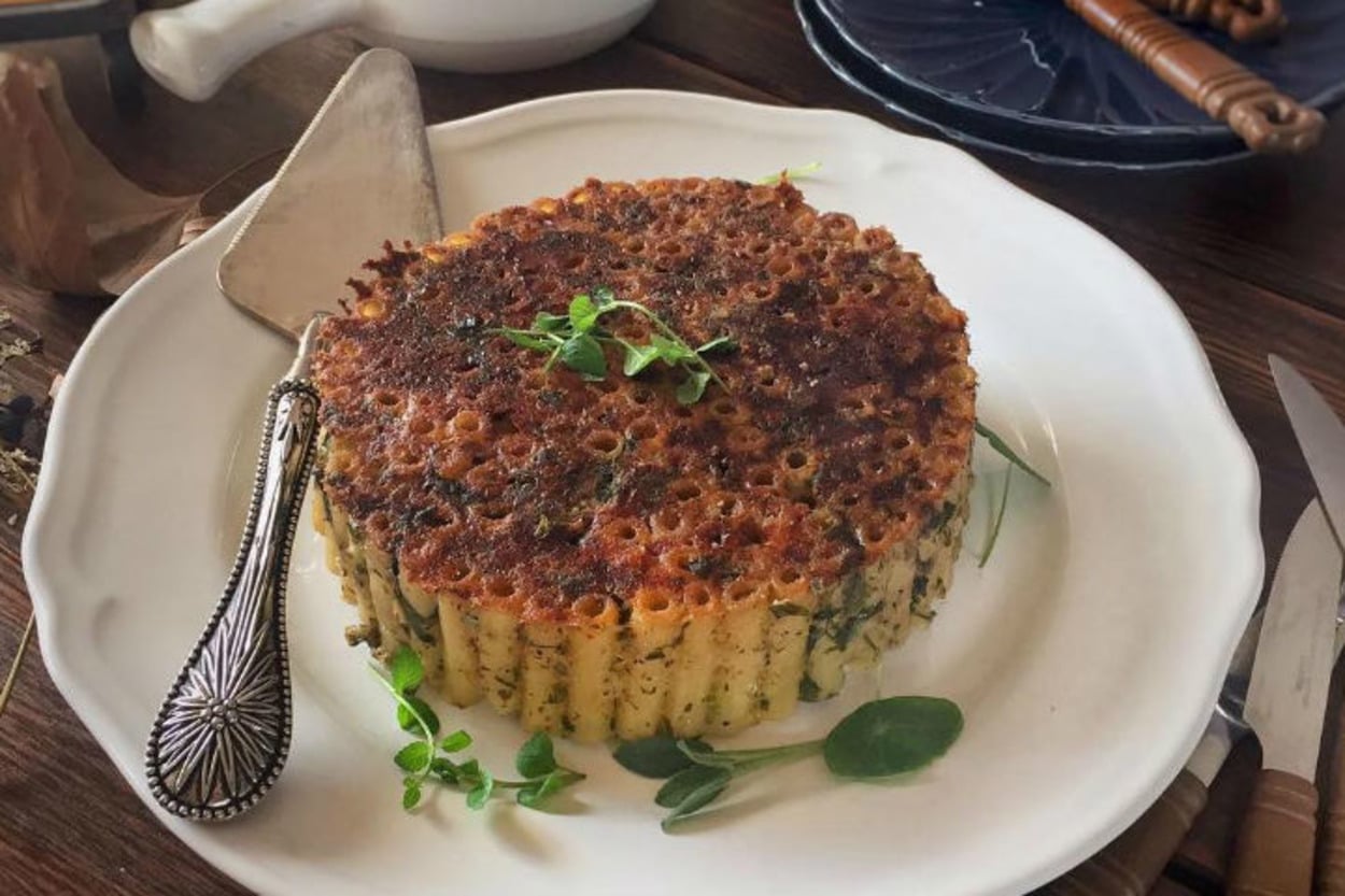 Farklı ve Lezzetli: Otlu Peynir Soslu Petek Makarna
