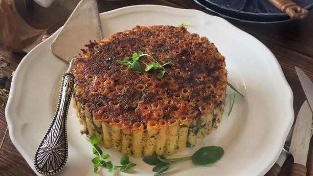 Farklı ve Lezzetli: Otlu Peynir Soslu Petek Makarna