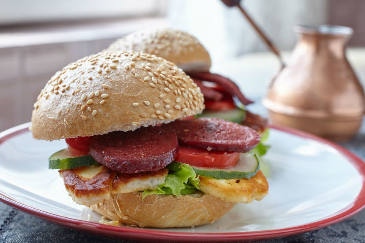 En Pratiğinden: Hellimli Sucuk Burger