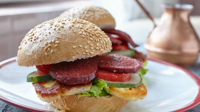 En Pratiğinden: Hellimli Sucuk Burger