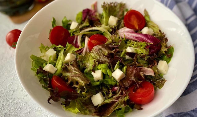 Peynirli Yeşillikli: Akdeniz Salatası