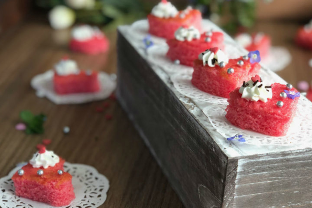 Çay Saatlerine Enfes Yakışan: Kalp Kek
