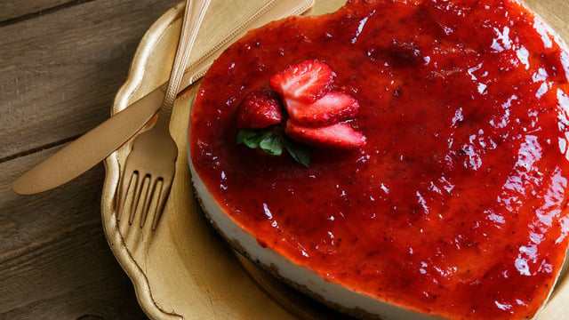 Sevgiyi ve Lezzeti Paylaşalım: Kalpli Cheesecake