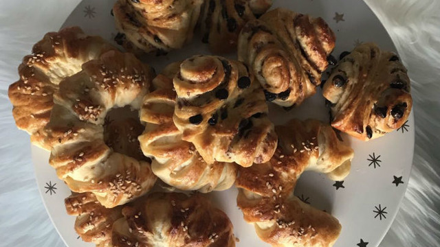 Tek Hamurdan Hazırlanan: Peynirli ve Çikolatalı Poğaça