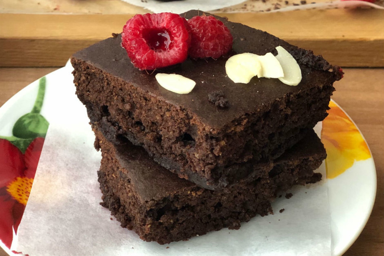 Brownie Kıskandırır: Keçiboynuzu Unlu Şekersiz Kek