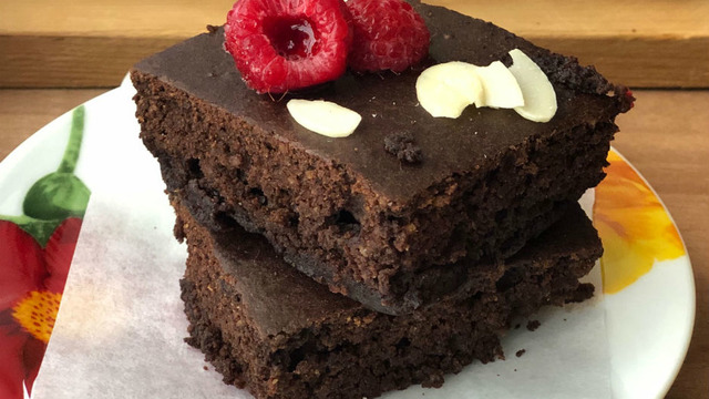 Brownie Kıskandırır: Keçiboynuzu Unlu Şekersiz Kek