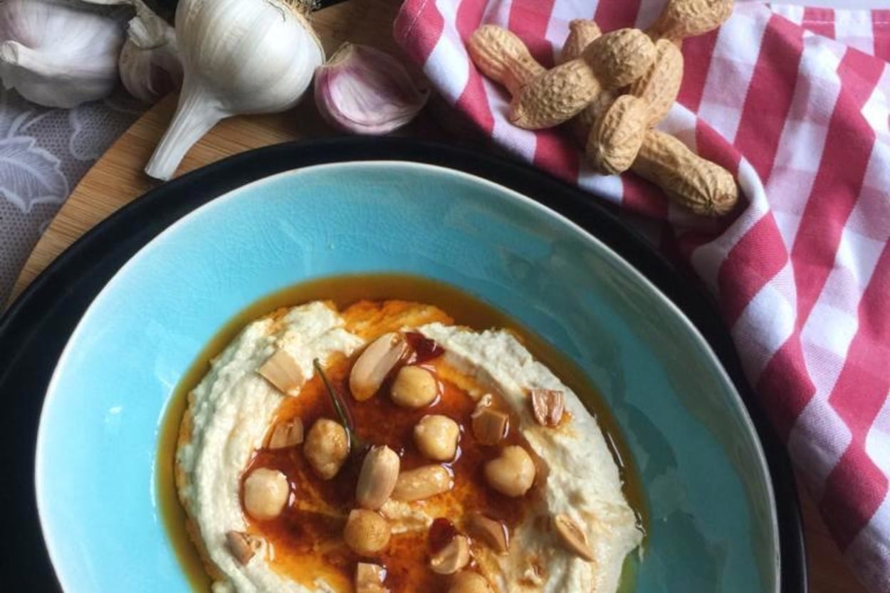 Mezelerin En Güzellerinden: Yer Fıstıklı Safranlı Humus
