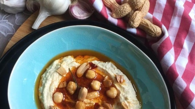 Mezelerin En Güzellerinden: Yer Fıstıklı Safranlı Humus