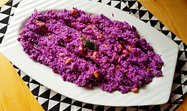 Mezelerin En Güzel Renklisi: Yoğurtlu Mor Lahana Salatası