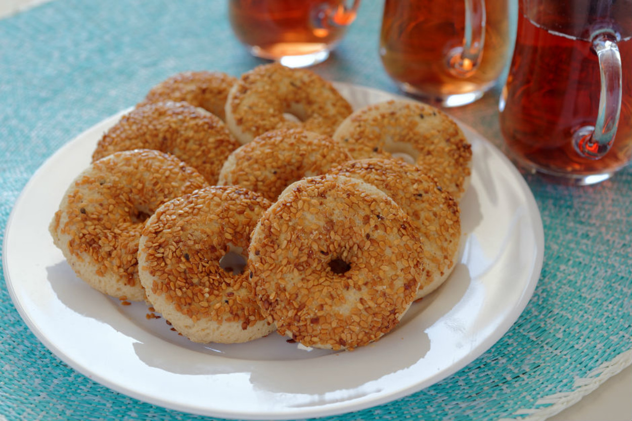 Uzun Süre Bayatlamaz: Tatlı Simit Kurabiye