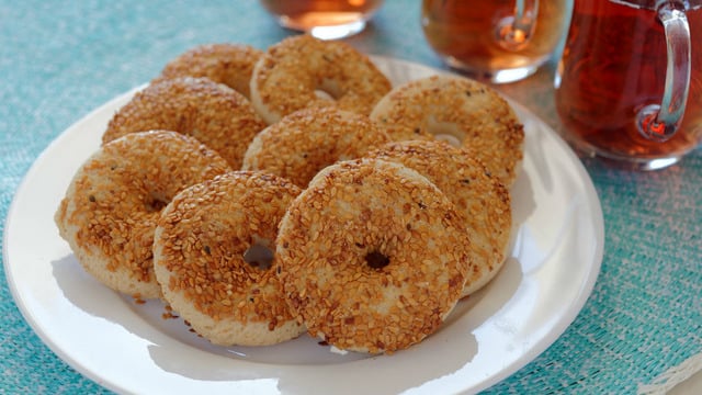 Uzun Süre Bayatlamaz: Tatlı Simit Kurabiye