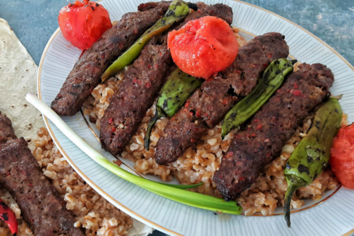 https://yemek.com/tarif/evde-adana-kebap/#.XKNq95gzbIU | Evde Adana Kebap Tarifi