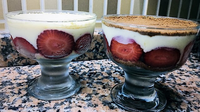 Serin Serin: Çilekli Manolya Tatlısı