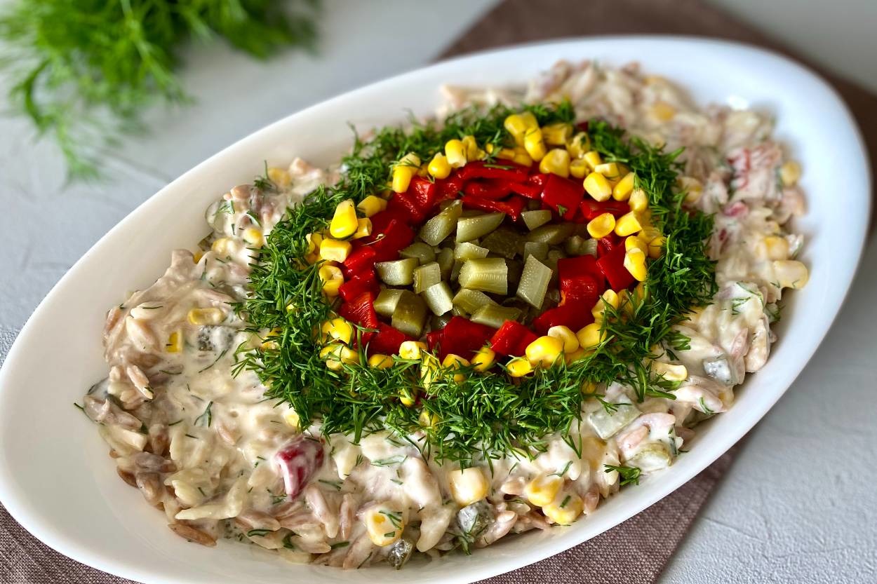 Çok Doyurucu: Yoğurtlu Arpa Şehriye Salatası