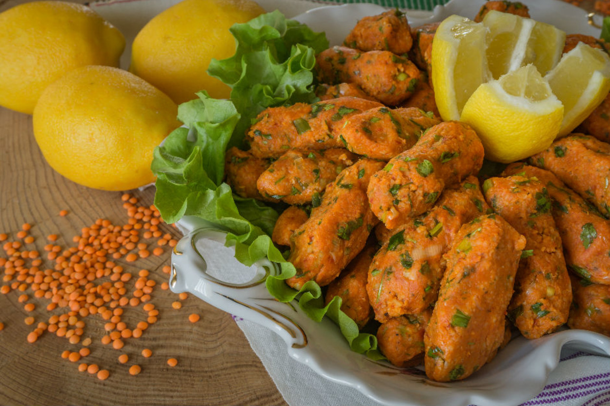 Kıvamı Tam Tutan: Bulgursuz Mercimek Köftesi