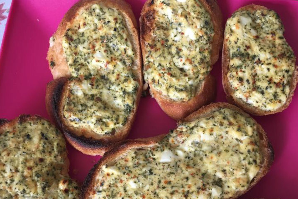 En Güzel Kahvaltılıklardan: Yumurtalı Peynirli Ekmek