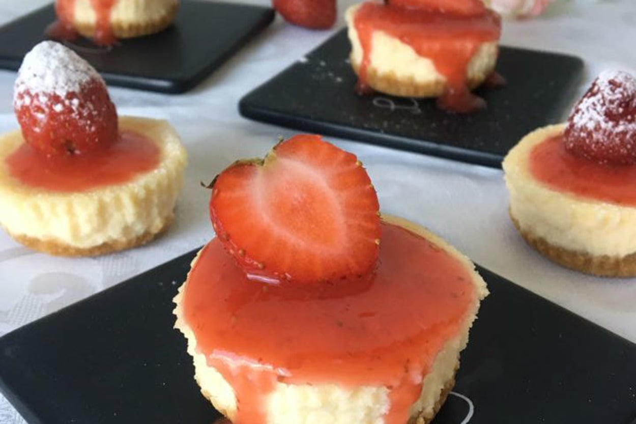 Çilek Soslu, Enfes Lezzet: Mini Cheesecake
