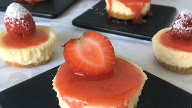 Çilek Soslu, Enfes Lezzet: Mini Cheesecake
