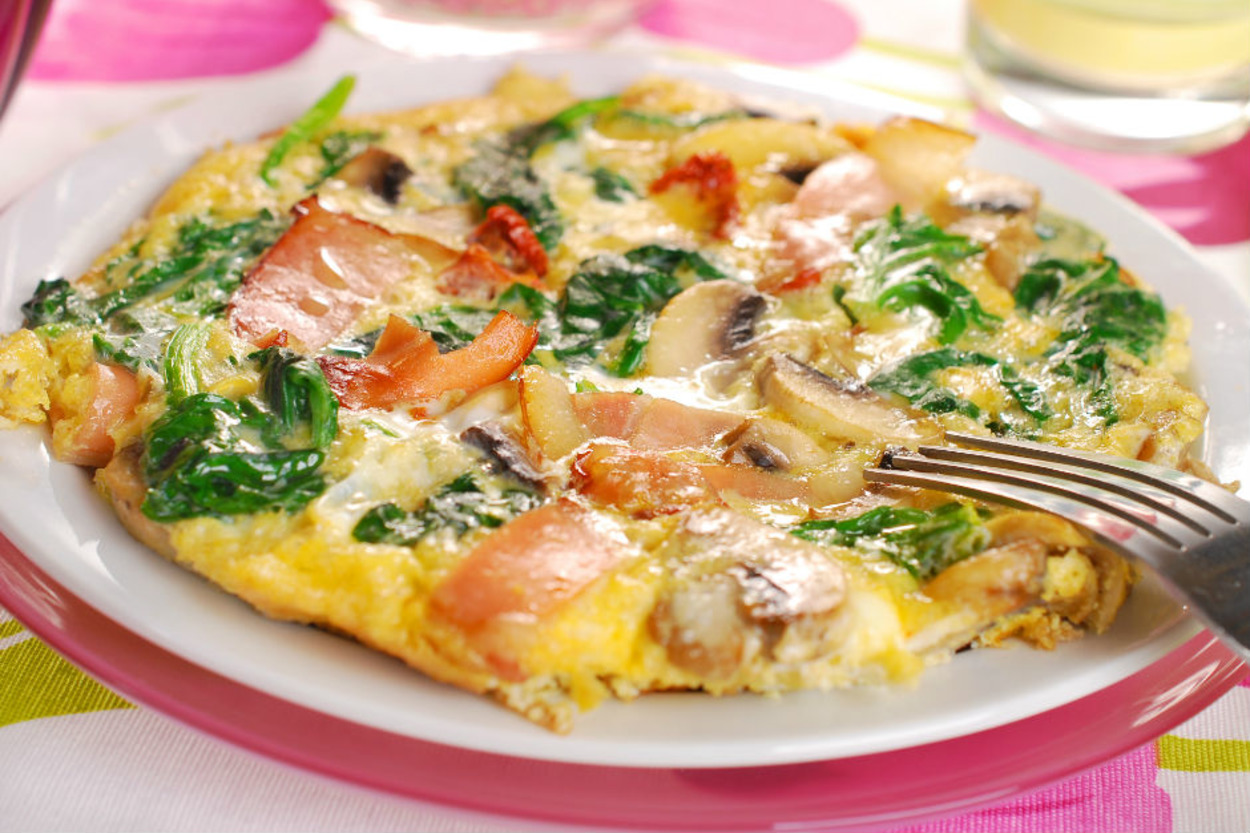 Doyurucu ve Sağlıklı: Ispanaklı Hindi Fümeli Omlet