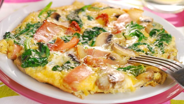 Doyurucu ve Sağlıklı: Ispanaklı Hindi Fümeli Omlet
