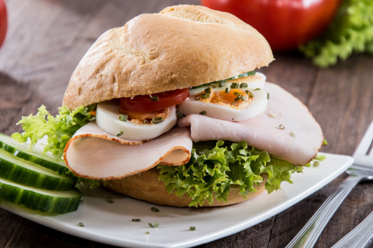 Yapımı da Pratik: Hindi Fümeli Bol Proteinli Sandviç