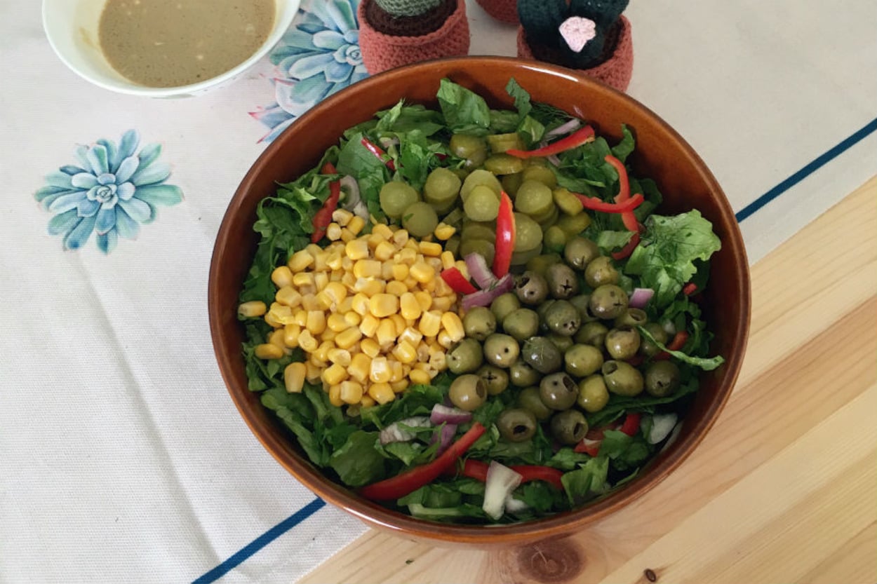 Klasik Salatadan Sıkılanlar Buraya: Hardal Soslu ve Bol Malzemeli Salata