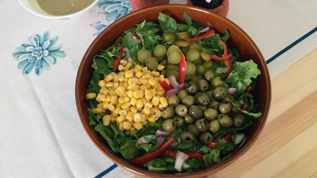 Klasik Salatadan Sıkılanlar Buraya: Hardal Soslu ve Bol Malzemeli Salata