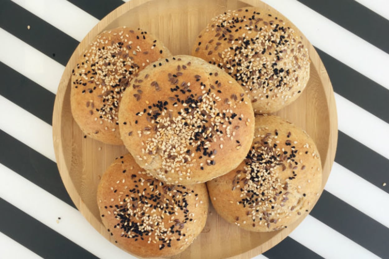 Yumuşacık ve Lezzetli: Tam Buğdaylı Hamburger Ekmeği