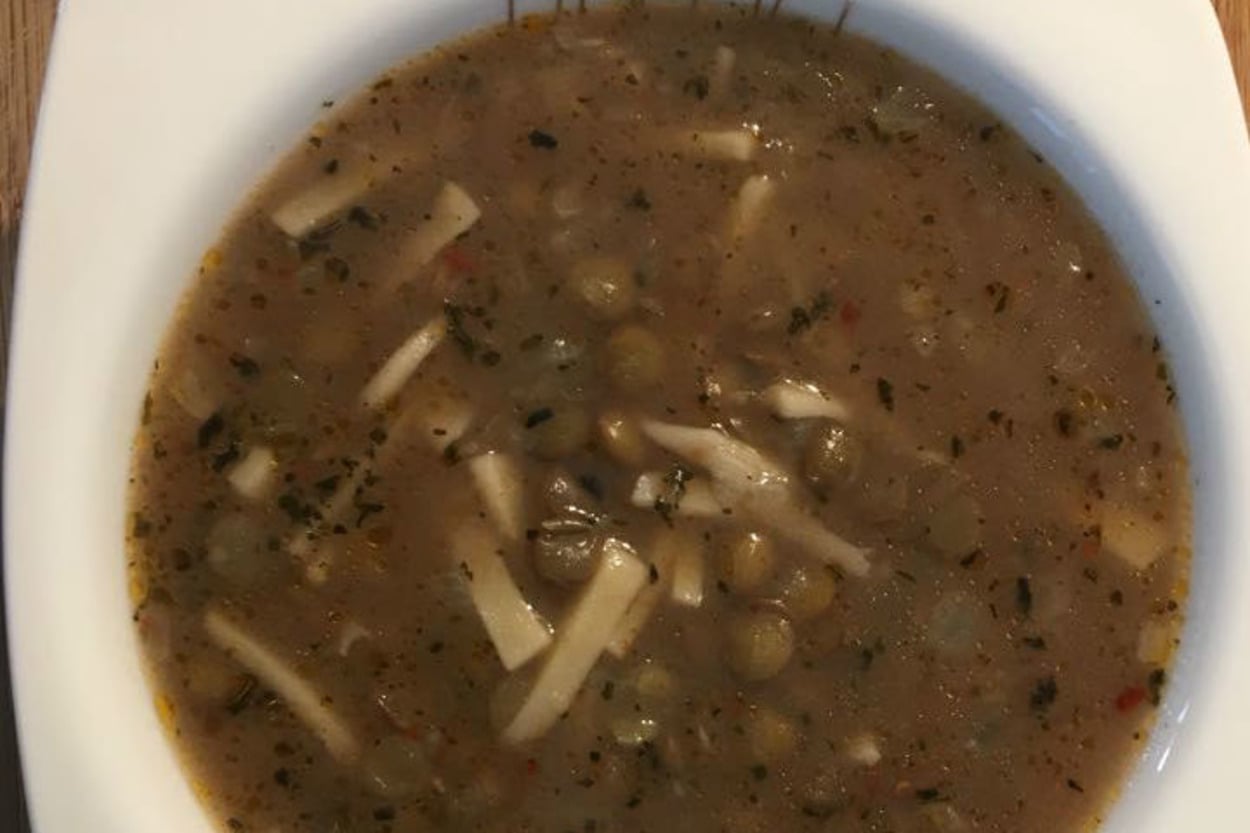 Tek Başına Doyurur: Erişteli Yeşil Mercimek Çorbası