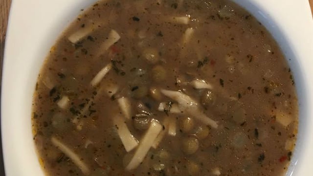 Tek Başına Doyurur: Erişteli Yeşil Mercimek Çorbası