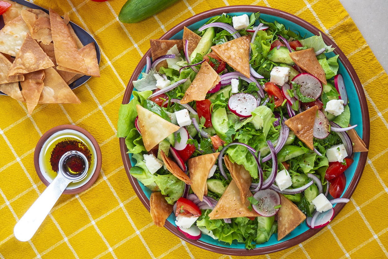 Çıtır Lavaş Parçalarıyla: Fettuş (Fattoush) Salatası