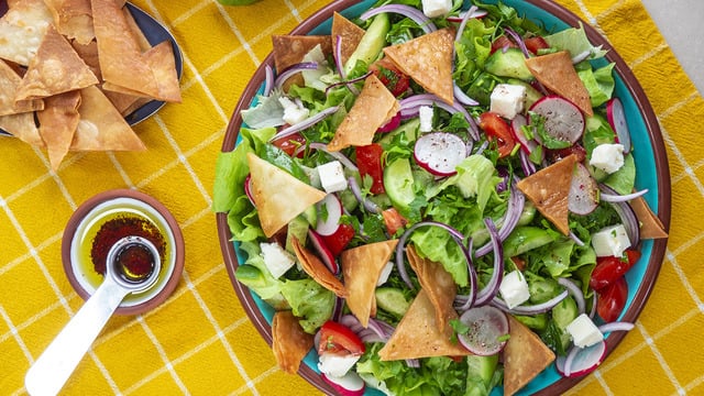 Çıtır Lavaş Parçalarıyla: Fettuş (Fattoush) Salatası