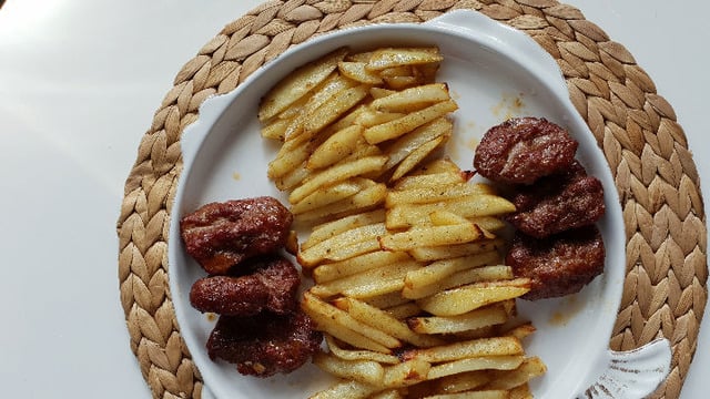 Ayrılmaz İkili: Fırında Köfte ve Patates