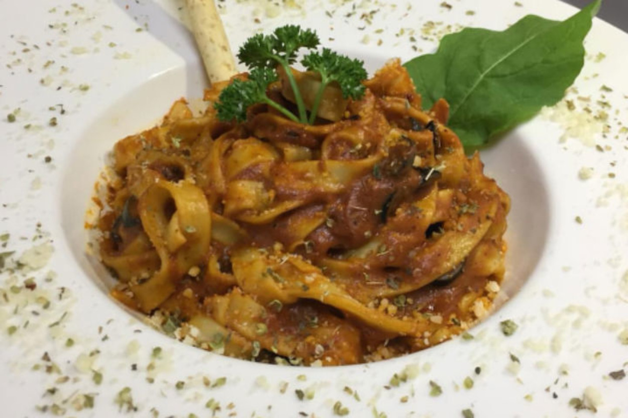 İtalyan Lezzet: Napolitan Soslu Tagliatelle