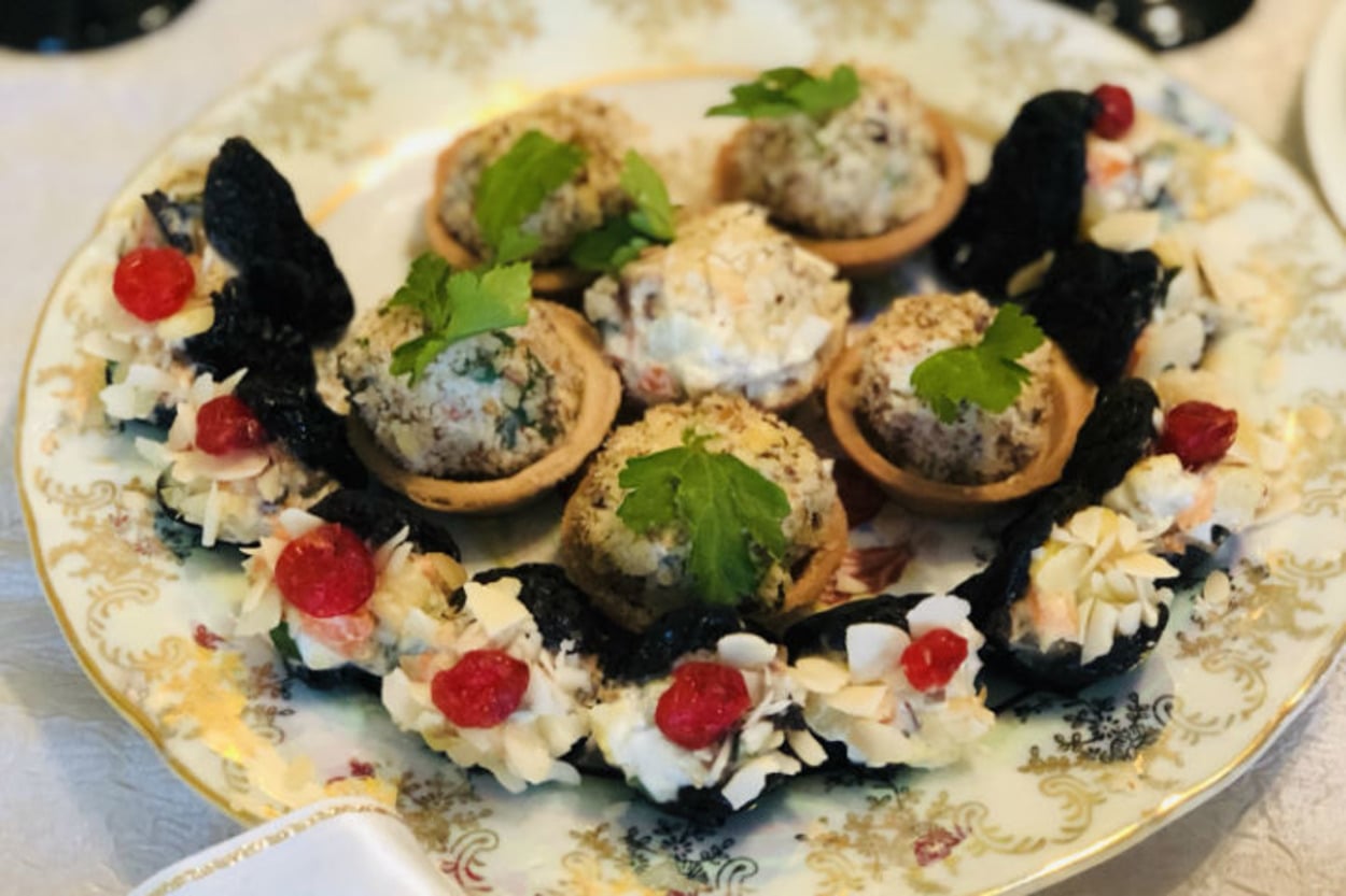 Farklılık Arayanlara: Siyah Erikli Salata