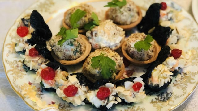 Farklılık Arayanlara: Siyah Erikli Salata