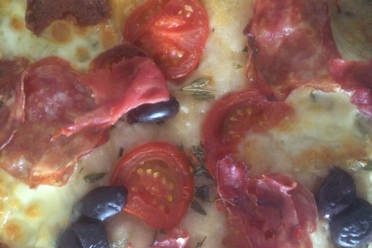 Enfes Lezzet: Foccacio Ekmeğinden Pizza