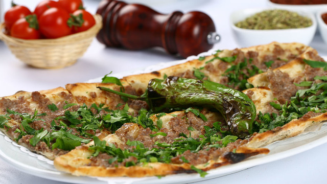 Konya'ya Selam Olsun: Ev Yapımı Etli Ekmek