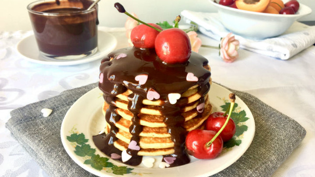 Çikolata Sosu Üzerine: Muzlu Yulaflı Pankek (Pancake)